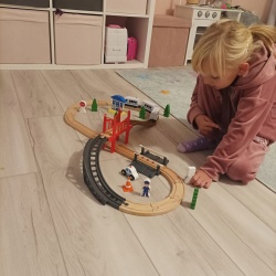 Kolejka drewniana tor pociąg ludziki autko drzewa znaki