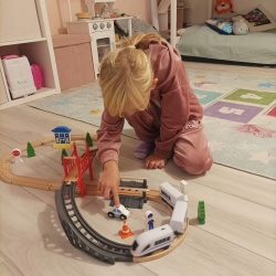 Kolejka drewniana tor pociąg ludziki autko drzewa znaki