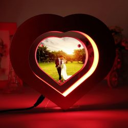 Lewitująca magnetyczna ramka na zdjęcia fotografię w kształcie serca