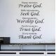 Naklejka dekoracyjna na ścianę czarny napis PRAISE GOD