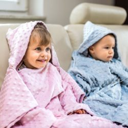 Kocyk z rękawami i kapturem Baby Wrapi bardzo ciepły do zabawy w domu jak i na wyjazd