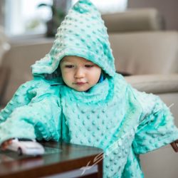 Kocyk z rękawami i kapturem Baby Wrapi bardzo ciepły do zabawy w domu jak i na wyjazd