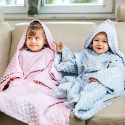 Kocyk z rękawami i kapturem Baby Wrapi bardzo ciepły do zabawy w domu jak i na wyjazd