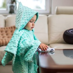 Kocyk z rękawami i kapturem Baby Wrapi bardzo ciepły do zabawy w domu jak i na wyjazd