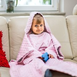 Kocyk z rękawami i kapturem Baby Wrapi bardzo ciepły do zabawy w domu jak i na wyjazd