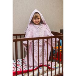Kocyk z rękawami i kapturem Baby Wrapi bardzo ciepły do zabawy w domu jak i na wyjazd