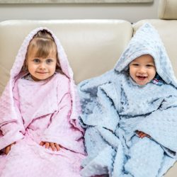 Kocyk z rękawami i kapturem Baby Wrapi bardzo ciepły do zabawy w domu jak i na wyjazd