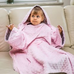 Kocyk z rękawami i kapturem Baby Wrapi bardzo ciepły do zabawy w domu jak i na wyjazd