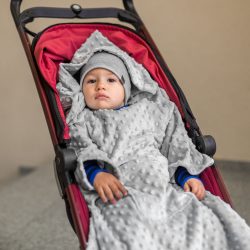 Kocyk z rękawami i kapturem Baby Wrapi bardzo ciepły do zabawy w domu jak i na wyjazd