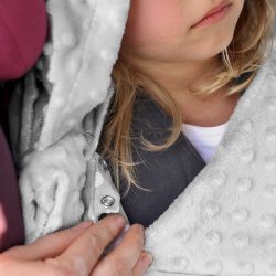 Kocyk z rękawami i kapturem Baby Wrapi bardzo ciepły do zabawy w domu jak i na wyjazd