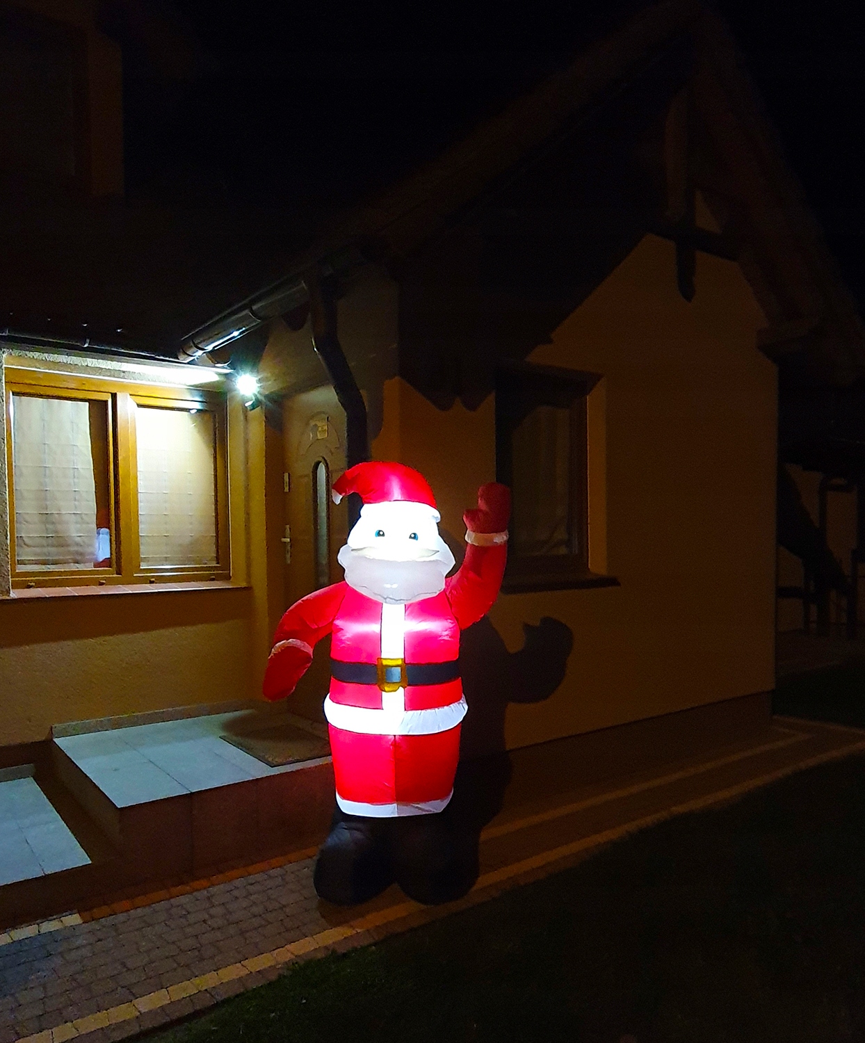 Mikołaj dmuchany 180cm podświetlany LED samopompujący śledzie linki